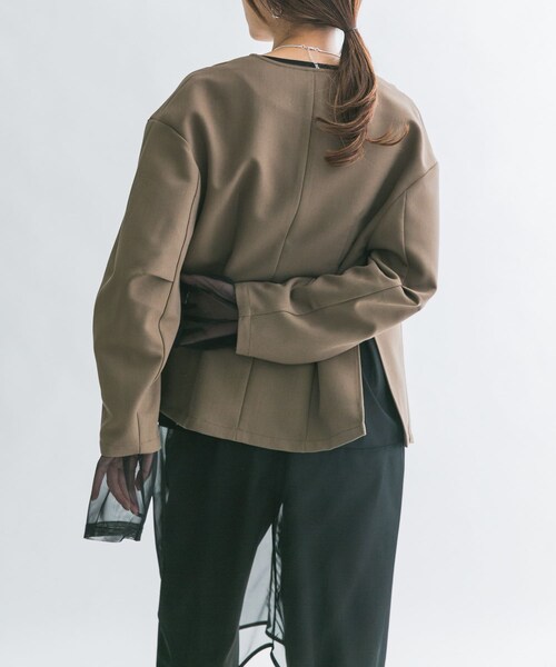 KBF（ケイビーエフ）の「ウエストシェイプジャケット（テーラードジャケット・レディース・FOG GREEN/BROWN・one）」の4枚目の写真
