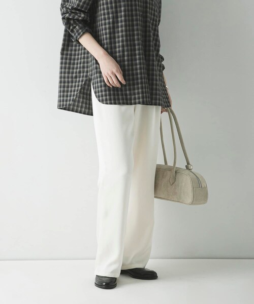 URBAN RESEARCH（アーバンリサーチ）の「サテンイージーセミフレアパンツ（その他パンツ・レディース・OFF WHITE/BLACK・36/38）」の6枚目の写真