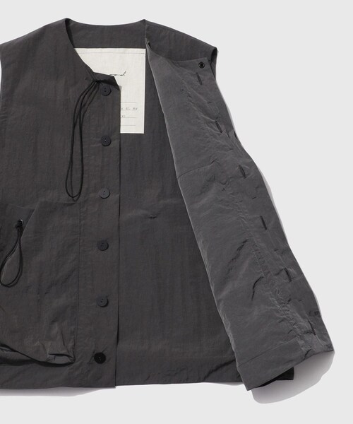 ADAM ET ROPE'（アダムエロペ）の「【Toogood/トゥーグッド】THE ROPER GILET（ベスト・メンズ・スミクロ・L/M/S）」の10枚目の写真
