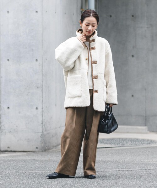 URBAN RESEARCH（アーバンリサーチ）の「ECOPELフェイクムートンリバーシブルコート（ムートンコート・レディース・IVO×CML/BRN×BRN/OFF×GREGE・Free）」の14枚目の写真