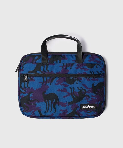 ADAM ET ROPE'（アダムエロペ）の「【by Parra/バイ・パラ】Purple camo beast laptop sleeve（ポーチ・メンズ・ブルー系・M）」の2枚目の写真