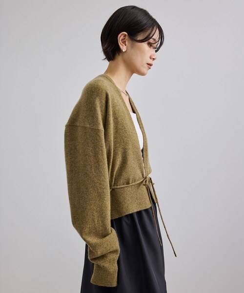 ADAM ET ROPE'（アダムエロペ）の「【extreme cashmere（エクストリーム・カシミア）】ella ニットカーディガン（カーディガン/ボレロ・レディース・グリーン系/カーキ系・F）」の9枚目の写真