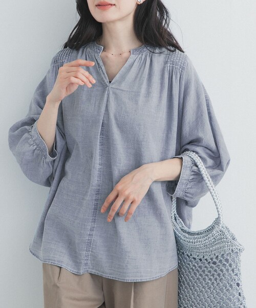 URBAN RESEARCH DOORS(アーバンリサーチドアーズ)の「シアーデニムピンタックドルマンブラウス(シャツ/ブラウス・レディース・INDIGO/L.INDIGO・Free)」の5枚目の写真