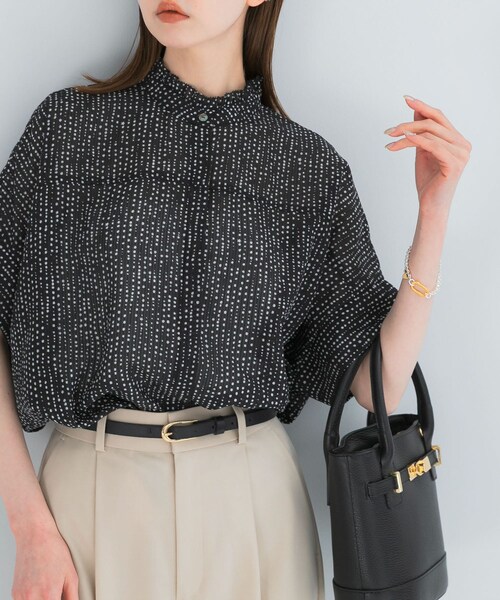 URBAN RESEARCH ROSSO（アーバンリサーチロッソ）の「『WEB/一部店舗限定』ウォッシャブルドットフリルネックブラウス（シャツ/ブラウス・レディース・OFF DOT/KHAKI DOT/BLACK DOT・Free）」の2枚目の写真