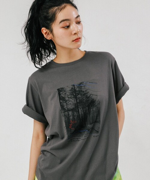 EKAL（エカル）の「フォトプリントショートスリーブTシャツ（Tシャツ/カットソー・レディース・ホワイト/ベージュ/グレー・One）」の2枚目の写真
