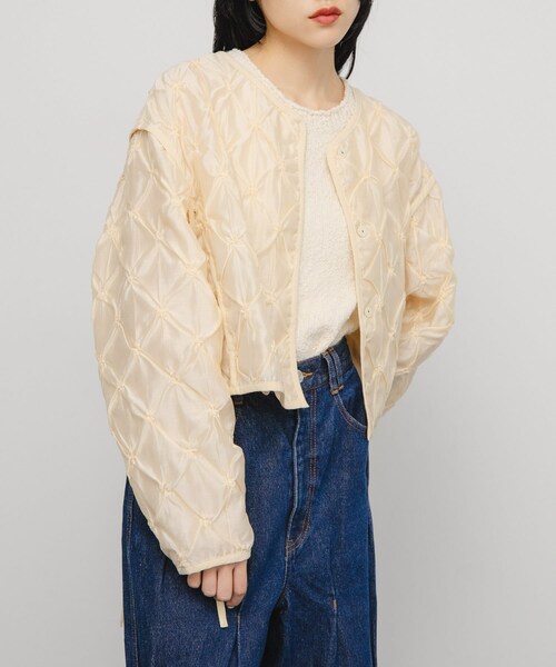 KBF（ケイビーエフ）の「シャーリングショートジャケット（ブルゾン・レディース・IVORY/BLACK・one）」の6枚目の写真