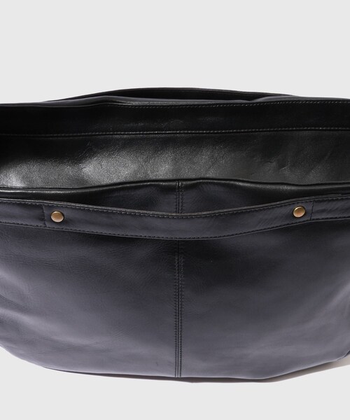 ADAM ET ROPE'（アダムエロペ）の「【CCU/シーシーユー】NEW NEWSPAPER BAG M SIZE（ショルダーバッグ・メンズ・ブラック・F）」の9枚目の写真