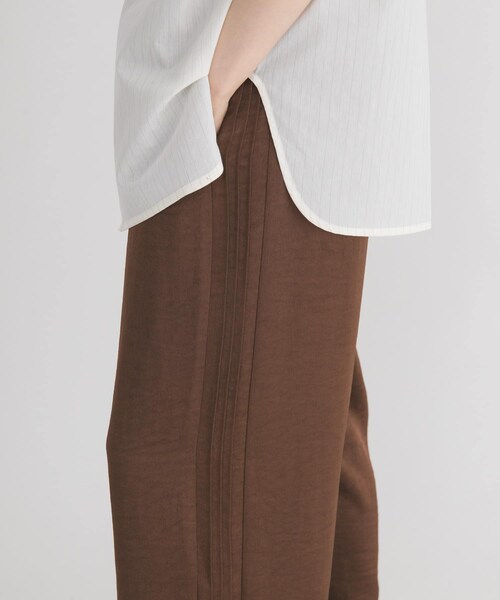 KBF(ケイビーエフ)の「タックラインイージーサテンパンツ(その他パンツ・レディース・BROWN/BEIGE/NAVY・One)」の8枚目の写真