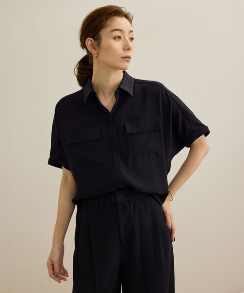 ROPE'（ロペ）の「【洗える・カセット服】バックサテン ドルマンブラウス/お仕事・通勤・セットアップ対応（シャツ/ブラウス・レディース・ベージュ/ネイビー/ネイビー系・36/38）」の9枚目の写真