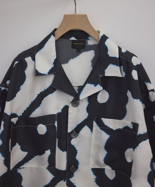 ADAM ET ROPE'(アダムエロペ)の「【BANANATIME(バナナタイム)】CROPPED HAWAIIAN SHIRT / クロップドハワイアンシャツ(シャツ/ブラウス・レディース・キナリ系/ネイビー系・S)」の6枚目の写真