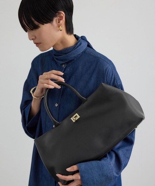 ADAM ET ROPE'(アダムエロペ)の「【WEB限定】【W S(ドゥーブル)】ソフトレザーメタルロックボストン(ハンドバッグ・レディース・ブラック/ブラック系/ベージュ系・F)」の5枚目の写真