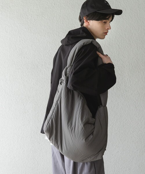 SENSE OF PLACE by URBAN RESEARCH（センスオブプレイスバイアーバンリサーチ）の「ナイロンパデットビックショルダー（ショルダーバッグ・メンズ・BLACK/WHITE/CHARCOAL/L.BLUE・one）」の15枚目の写真