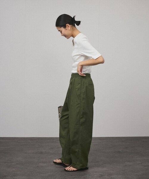 ADAM ET ROPE'（アダムエロペ）の「【WEB限定】2WAYミリタリータックカーゴパンツ［コットンブレンド］（カーゴパンツ・レディース・ベージュ/カーキ・F）」の11枚目の写真