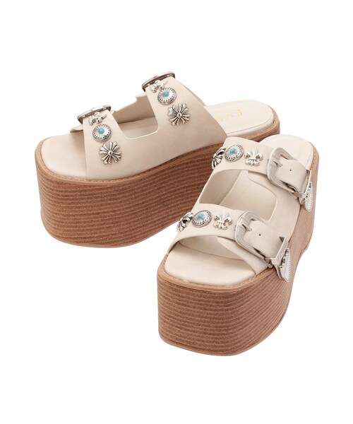 EVRIS（エヴリス）の「コンチョデザインプラットフォームサンダル（その他シューズ・レディース・ホワイト/ブラック/ミックス・S/M/L）」の2枚目の写真