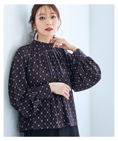 nissen（ニッセン）の「スタンドネックプリントブラウス【OtonaSMILE】（シャツ/ブラウス・レディース・グレー系/黒系・M/L/LL/3L/4L/5L/6L）」の3枚目の写真