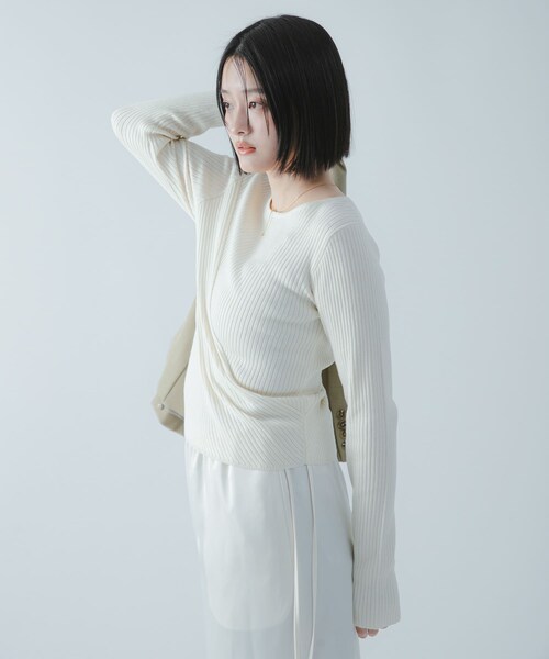 SENSE OF PLACE by URBAN RESEARCH(センスオブプレイスバイアーバンリサーチ)の「『洗濯可/防花粉』SKINProofアシメヘムボートネックセーター(ニット/セーター・レディース・CHARCOAL/IVORY/NAVY/PINK・One)」の11枚目の写真