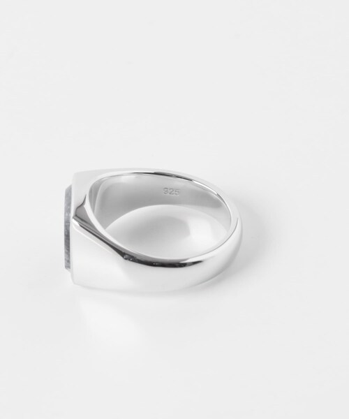 URBAN RESEARCH(アーバンリサーチ)の「TOM WOOD Kay Ring Larvikite(リング・メンズ・SILVER・58/60)」の5枚目の写真