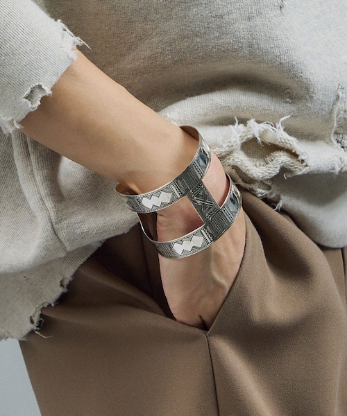 ADAM ET ROPE'（アダムエロペ）の「【J'aDoRe・店舗限定】【TUAREG（トゥアレグ）】Hバングル（ブローチ/コサージュ・レディース・シルバー・F）」の5枚目の写真