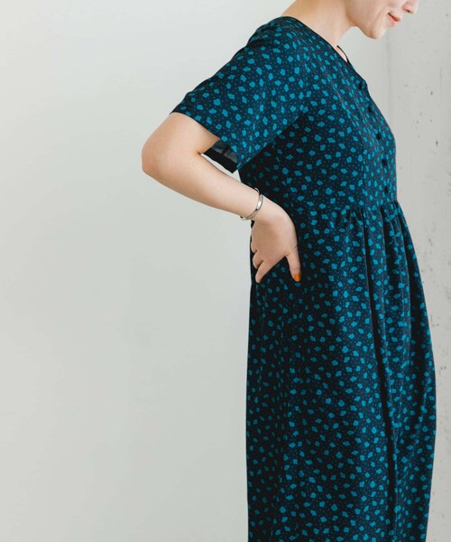 URBAN RESEARCH ROSSO（アーバンリサーチロッソ）の「F by ROSSO　フラワープリントオールインワン（サロペット/オーバーオール・レディース・BLACK/NAVY・36/38）」の20枚目の写真