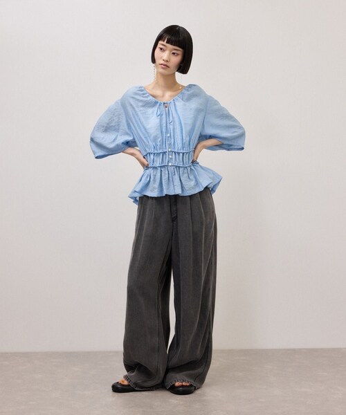 ADAM ET ROPE'(アダムエロペ)の「ウエストギャザーリボンブラウス(シャツ/ブラウス・レディース・ホワイト系/ブラウン系/サックス・F)」の7枚目の写真