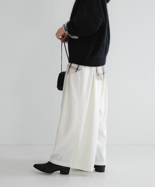 URBAN RESEARCH(アーバンリサーチ)の「ストレッチタックギャザーワイドパンツ(その他パンツ・レディース・OFF WHITE/BLUE/CHARCOAL・36/38)」の1枚目の写真