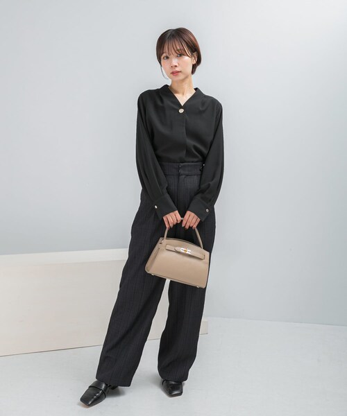 URBAN RESEARCH ROSSO（アーバンリサーチロッソ）の「Vネックボタンデザインブラウス（シャツ/ブラウス・レディース・WHITE/BLACK・FREE）」の12枚目の写真