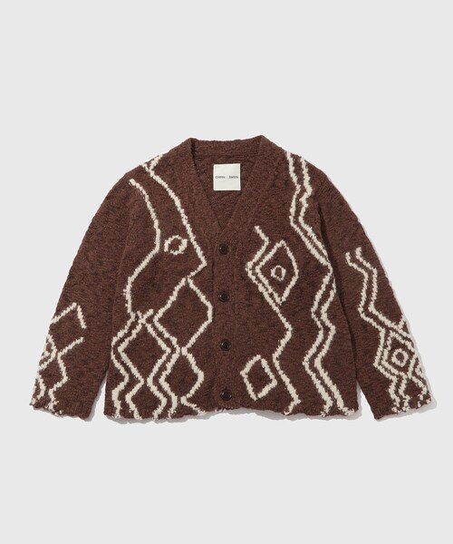 ADAM ET ROPE'(アダムエロペ)の「【CMMN SWDN/コモン スウェーデン】Rug artwork Cardigan(カーディガン/ボレロ・メンズ・ダークブラウン・46)」の2枚目の写真