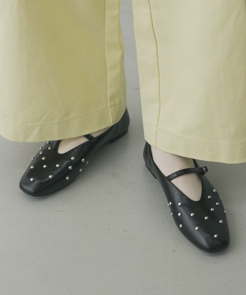 SENSE OF PLACE by URBAN RESEARCH（センスオブプレイスバイアーバンリサーチ）の「スタッズフラットシューズ（パンプス・レディース・BLACK/BEIGE・S/M/L）」の4枚目の写真