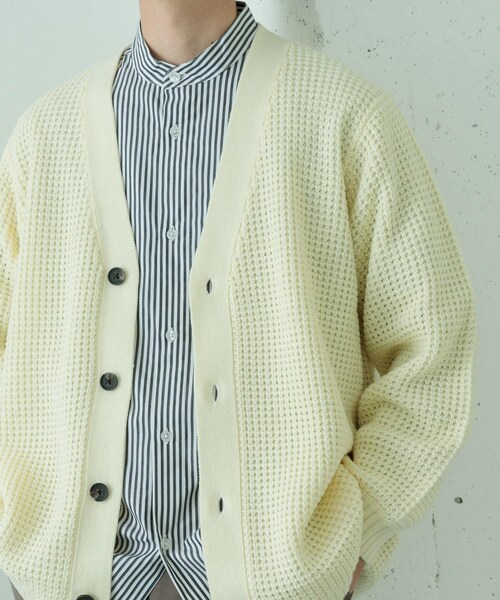 ITEMS URBANRESEARCH(アイテムズ アーバンリサーチ)の「ワッフル編み Vネックニットカーディガン(カーディガン/ボレロ・メンズ・MOC/OFF/BLK/CHA/OLV・S/M/L)」の7枚目の写真