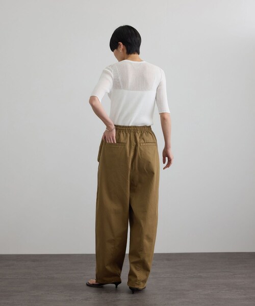 ADAM ET ROPE'（アダムエロペ）の「【WEB限定】ブロークンツイルミリタリータックカーゴパンツ（カーゴパンツ・レディース・オフホワイト/キャメル/カーキ・F）」の7枚目の写真