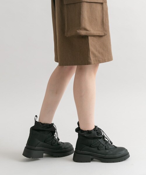 KBF（ケイビーエフ）の「タンクソールワークブーツ（ブーツ・レディース・BLACK/BEIGE・23.5/24/24.5）」の21枚目の写真