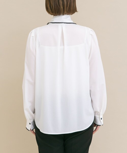 URBAN RESEARCH ROSSO（アーバンリサーチロッソ）の「『WEB/一部店舗限定』トリミングボウタイブラウス（シャツ/ブラウス・レディース・OFFWHITE/NAVY・Free）」の7枚目の写真