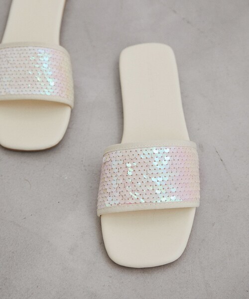 ADAM ET ROPE'（アダムエロペ）の「スパンコールフラット（サンダル・レディース・オフホワイト/シルバー・36.0/37.0/38.0）」の2枚目の写真
