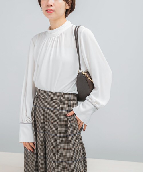 URBAN RESEARCH ROSSO（アーバンリサーチロッソ）の「ギャザーハイネックブラウス（シャツ/ブラウス・レディース・WHITE/BEIGE DOT/BLACK DOT・Free）」の5枚目の写真