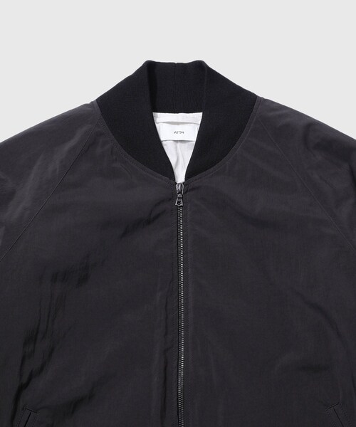 ADAM ET ROPE'(アダムエロペ)の「【ATON/エイトン】FIBRIL NYLON SATIN FLIGHT JACKET(その他アウター・メンズ・ブラック系・4/6)」の4枚目の写真