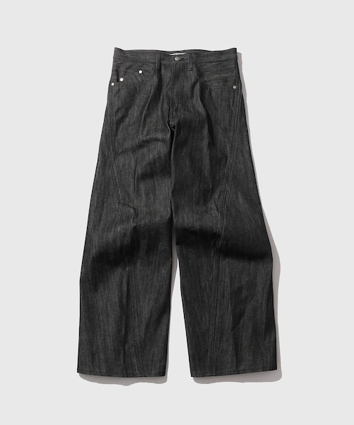 ADAM ET ROPE'(アダムエロペ)の「《別注》【NVRFRGT/ネヴァーフォーゲット】EX 3D TWISTED WIDE LEG JEANS RAW BLACK(デニムパンツ・メンズ・ブラック・0/00/1/2/3)」の1枚目の写真