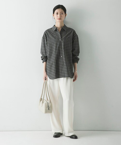 URBAN RESEARCH（アーバンリサーチ）の「サテンイージーセミフレアパンツ（その他パンツ・レディース・OFF WHITE/BLACK・36/38）」の8枚目の写真