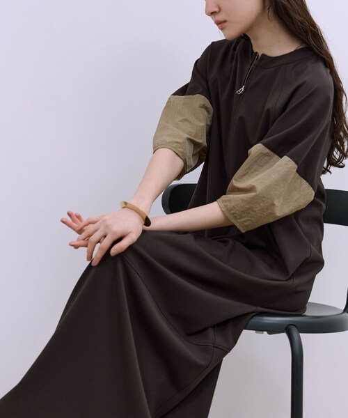 ADAM ET ROPE'(アダムエロペ)の「【WEB限定】ハーフZIPコクーンワンピース(ワンピース・レディース・ブラック/ダークブラウン/ネイビー・36/38)」の4枚目の写真