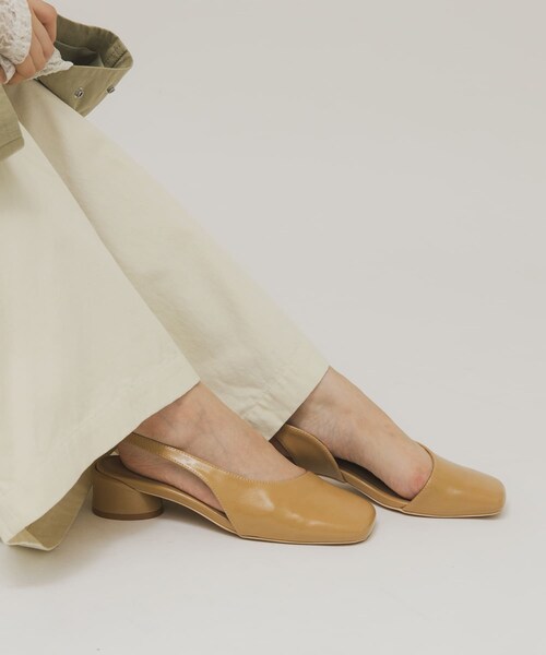 KBF（ケイビーエフ）の「スクエアトゥアシンメトリーパンプス（パンプス・レディース・CAMEL/BLACK・36/37/38）」の2枚目の写真