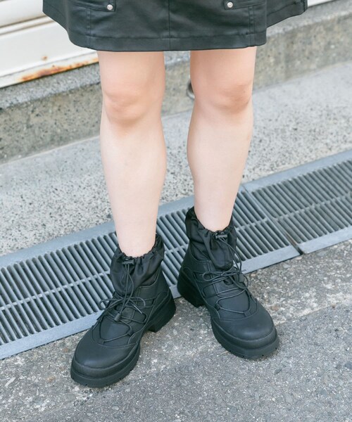 KBF（ケイビーエフ）の「タンクソールワークブーツ（ブーツ・レディース・BLACK/BEIGE・23.5/24/24.5）」の17枚目の写真