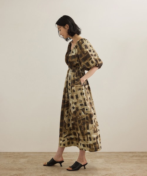 ROPE'(ロペ)の「スクエア ジオメトリックプリントワンピース/洗える(ドレス・レディース・ダークブラウン/ブルー・F)」の6枚目の写真