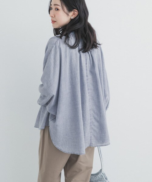 URBAN RESEARCH DOORS(アーバンリサーチドアーズ)の「シアーデニムピンタックドルマンブラウス(シャツ/ブラウス・レディース・INDIGO/L.INDIGO・Free)」の9枚目の写真