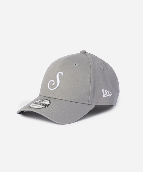 Saturdays NYC（サタデーズ ニューヨークシティ ）の「New Era® x Saturdays NYC "S" Logo Cap（キャップ・レディース・ブラック/グレー/ネイビー・F）」の2枚目の写真