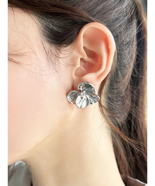 RESEXXY（リゼクシー）の「ストーンポイントフラワーピアス（ピアス（両耳用）・レディース・シルバー/ゴールド・F）」の2枚目の写真