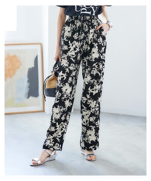 nissen（ニッセン）の「大きいサイズ 花柄プリントイージーパンツ（ゆったりヒップ）（パンツ・レディース・グレー/黒/オフホワイト・L/LL/3L/4L/5L/6L/8L/10L）」の2枚目の写真