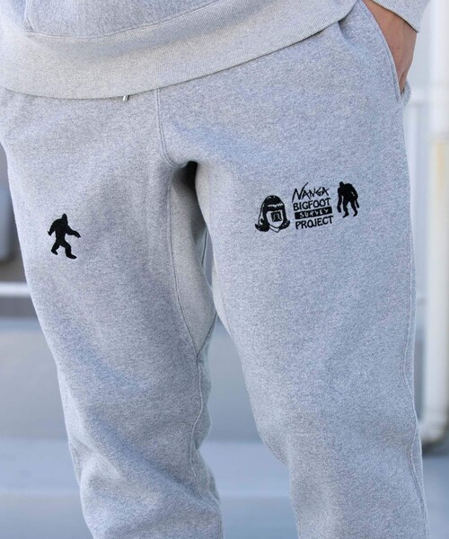 EKAL（エカル）の「NANGA×TACOMA FUJI RECORDS　ビッグフットサーベイPロゴ スウェットパンツ（スウェットパンツ・メンズ・GRAY/BLACK・M/L）」の2枚目の写真