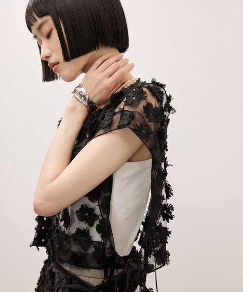 ADAM ET ROPE'(アダムエロペ)の「フラワーチュール2WAYトップス(シャツ/ブラウス・レディース・ブラック/ホワイト・F)」の9枚目の写真