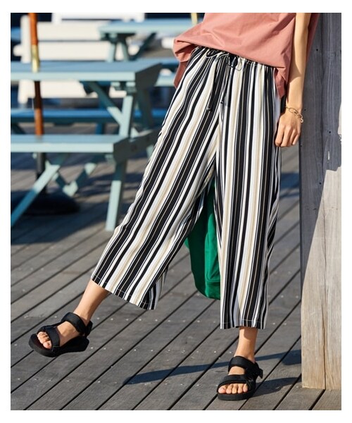 nissen（ニッセン）の「大きいサイズレーヨン１００％うすカル柔らかクロップド丈パンツ（ゆったりヒップ）（パンツ・レディース・ネイビー系小花柄/ダークグリーン系リーフ柄/ダークネイビーレジメンタルストライプ/オフホワイト系マルチストライプ・L/LL/3L/4L/5L/6L/8L/10L）」の7枚目の写真