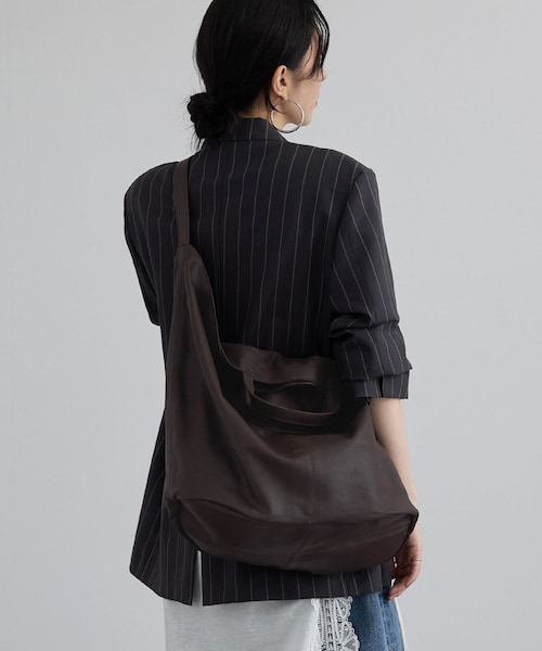 ADAM ET ROPE'(アダムエロペ)の「【J'aDoRe・一部店舗限定】【Morphee(モルフェ)】MESSENGER(トートバッグ・レディース・ダークブラウン・F)」の2枚目の写真
