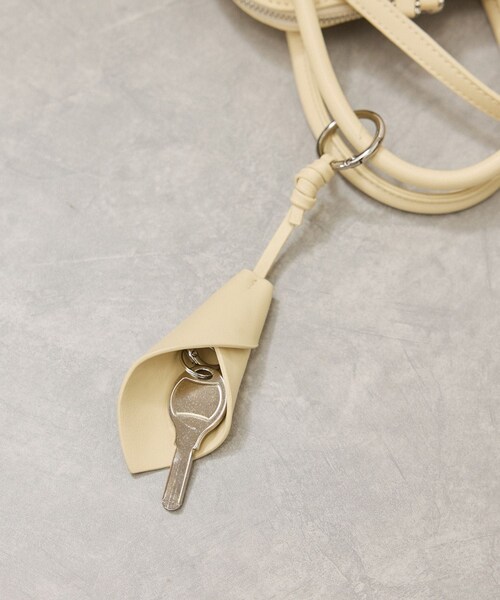 ADAM ET ROPE'（アダムエロペ）の「チャームセットラウンドボストンバッグ（ボストンバッグ・レディース・ブラック/クリーム・F）」の5枚目の写真